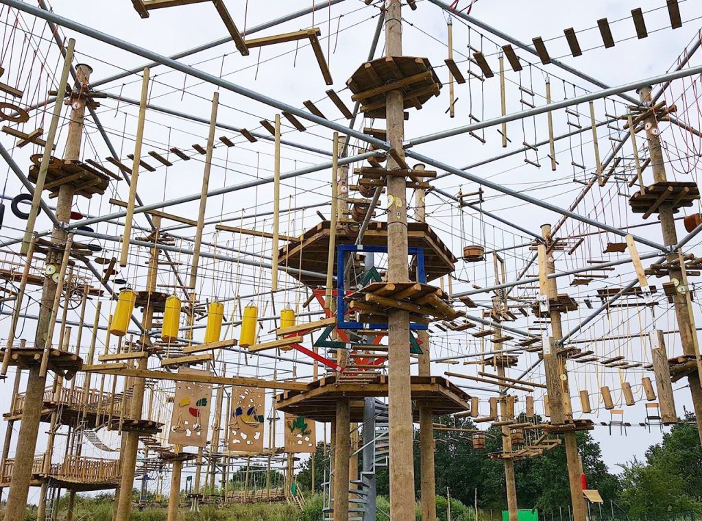 Parc de aventura pe stalpi